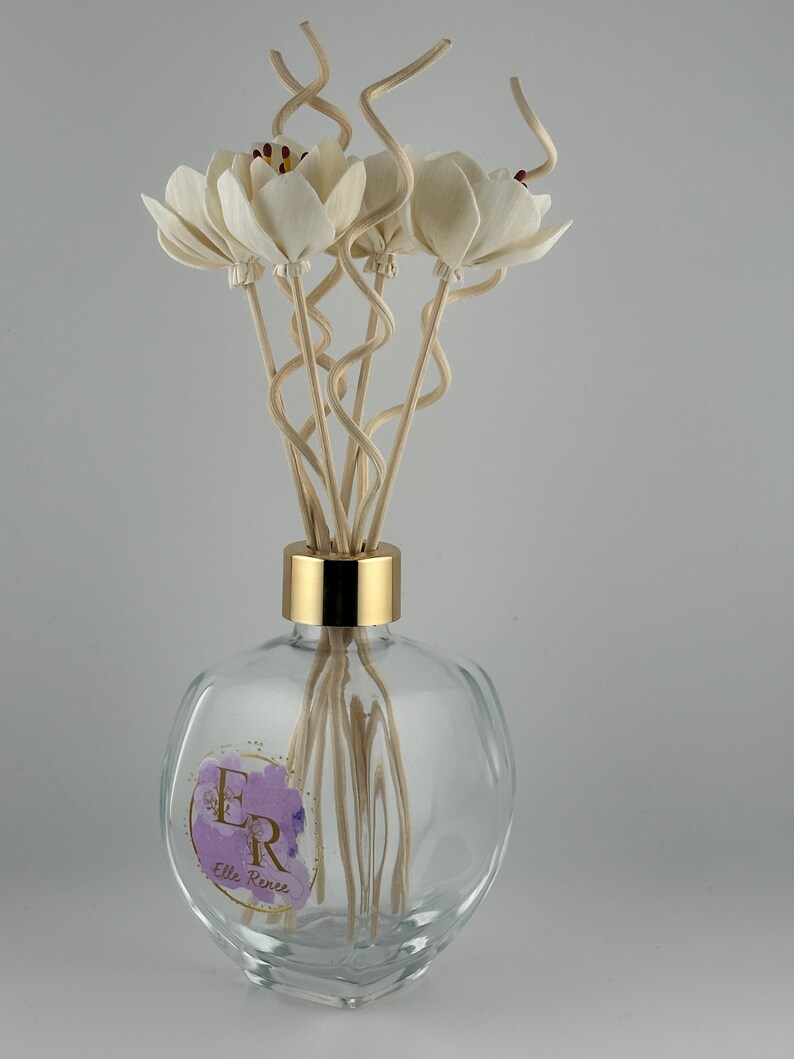 Elegant Clear Glass Reed Diffuser With Flower Reeds and Wavy Reeds