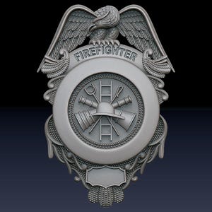 Peut inclure: Un badge de pompier argenté avec un aigle au sommet et le mot "FIREFIGHTER" inscrit dans un cercle. Le badge représente une échelle, un casque de pompier et deux tuyaux.
