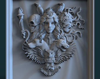 Puede incluir: Una escultura en relieve 3D gris de una mujer con una corona de estrellas y una luna creciente, rodeada de una calavera, dos cuervos, una serpiente y dos perros. La mujer sostiene una llave y una antorcha. La escultura está enmarcada en un marco gris.