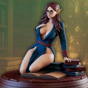 Peut inclure: Une figurine représentant un personnage nommé Azmira (The Librarian) aux longs cheveux brun-roux et aux oreilles pointues, portant des lunettes et une robe bleu foncé à décolleté profond. La figurine est agenouillée sur un socle circulaire.