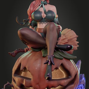 Puede incluir: Una mujer vestida de bruja se sienta sobre una calabaza de Halloween. Lleva un atuendo negro y verde con un sombrero de bruja. Sostiene una escoba en su mano. La calabaza de Halloween est&aacute; iluminada desde el interior.