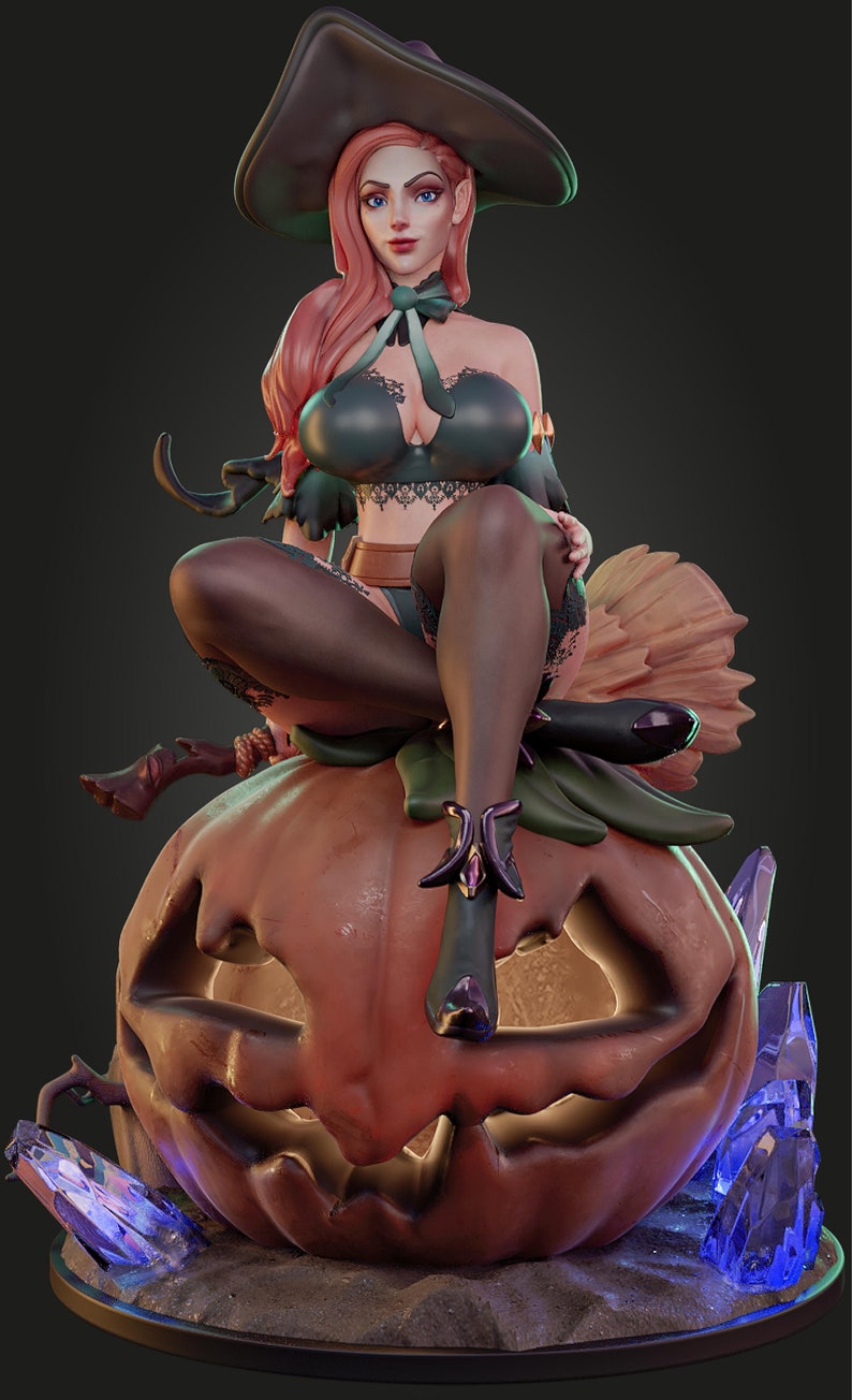 Puede incluir: Una mujer vestida de bruja se sienta sobre una calabaza de Halloween. Lleva un atuendo negro y verde con un sombrero de bruja. Sostiene una escoba en su mano. La calabaza de Halloween est&aacute; iluminada desde el interior.