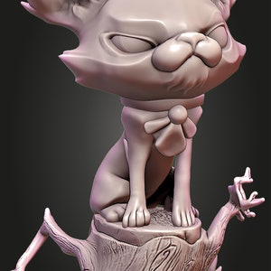 Puede incluir: Una figurita de gato de estilo de dibujos animados de color rosa claro con orejas grandes y una pajarita, sentada en un toc&oacute;n de &aacute;rbol con una superficie de corteza texturizada.