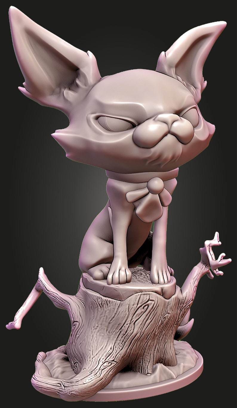 Puede incluir: Una figurita de gato de estilo de dibujos animados de color rosa claro con orejas grandes y una pajarita, sentada en un toc&oacute;n de &aacute;rbol con una superficie de corteza texturizada.