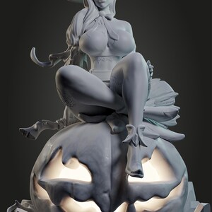 Puede incluir: Una figura blanca de una mujer con un sombrero sentada en una calabaza tallada. La mujer lleva un vestido y medias. La calabaza tallada tiene una cara tallada y ojos brillantes.