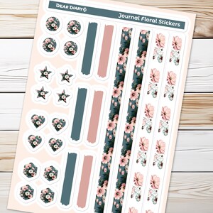 Puede incluir: Una hoja de pegatinas de diario "Dear Diary" con diseños florales. Las pegatinas incluyen círculos, estrellas y corazones con patrones florales, junto con tiras en verde azulado y rosa. La hoja también presenta tiras con diseños florales y de mariposas.