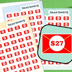 Può includere: Tre fogli di adesivi etichettati Dear Diary 19, con file di icone di buste rosse con numeri bianchi da 1 a 90. Un adesivo quadrato in primo piano mostra una grafica di una busta rossa con un cerchio bianco contenente il testo $27.