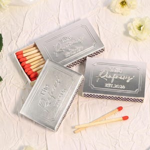 Personlig silverfärgad tändsticksaskhållare, präglad kursiv namndesign, tändsticksask för minnessaker, personlig bröllopsgåva, elegant brudgåva