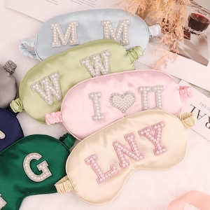 Antifaz para dormir de dama de honor con parches de letras de perla, 4 letras y corazones adhesivos personalizados, antifaz de satén para regalar a la novia (máximo 4 letras)