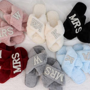 Pantuflas mullidas personalizadas: pantuflas de boda con letras de perlas, perfectas para damas de honor y regalos de novia.