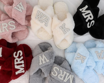 Pantuflas mullidas personalizadas: pantuflas de boda con letras de perlas, perfectas para damas de honor y regalos de novia.
