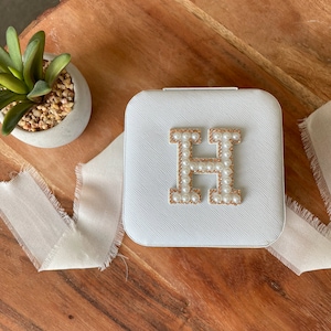 Caja de joyería personalizada con diamantes de imitación de perlas, caja de joyería personalizada, regalos para damas de honor de despedida de soltera, luna de miel, caja de viaje de boda