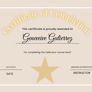 Op de afbeelding: Een beige certificaat met een gouden ster en de tekst "Certificate of Completion" in een gouden boog. Het certificaat wordt uitgereikt aan Geneveive Gutierrez voor het voltooien van een cursus. De datum is 12/23/2023 en de instructeur is Ariana Johnston.