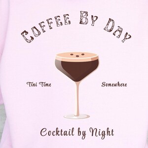 Espresso Martini Hoodie Sweatshirt, Kaffeälskare, Trendig Martini Sweatshirt, Martiniälskare Tröja, Tini Time, Perfekt för henne, klockan 5