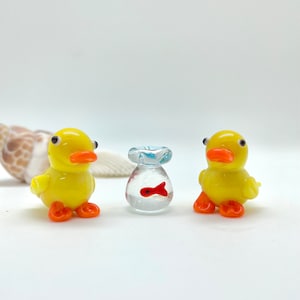 Handgefertigte mundgeblasene kleine Glasfigur Gelbe Ente mit Fischtasche | Baby Ente Vogel | Fisch in einer Tüte