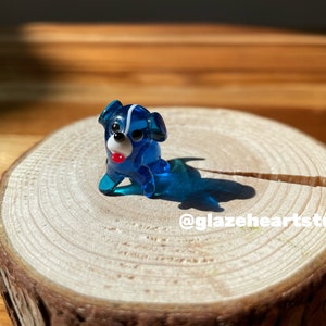 Miniatura de perro de vidrio hecha a mano - Escultura de perro en miniatura de arte micro de bolsillo Hug perfecta para amantes de los perros - Regalo en miniatura y adorno para pastel Animal de vidrio