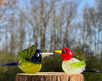 Handgeblazen glazen vogelbeeldje: ornament met rode kop en sialia
