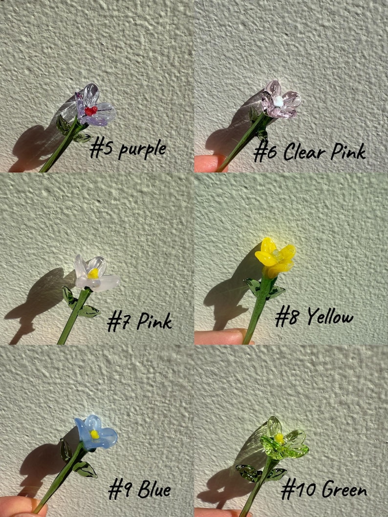K&ouml;nnte beinhalten: Sechs Glasblumen-Stiel-Ornamente in verschiedenen Farben, darunter Lila, Rosa, Gelb, Blau und Gr&uuml;n. Die Stiele sind aus klarem Glas und die Blumen aus farbigem Glas. Die Blumen sind von 5 bis 10 nummeriert.