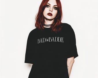 BAD BADDIE na frente e GOOD Girl nas costas | Streetwear gótico alternativo | Camiseta feminina dark | Camiseta preta oversized
