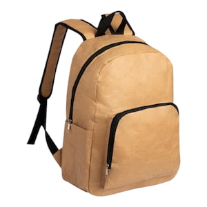 Peut inclure: Un sac à dos beige avec des bordures et des fermetures éclair noires. Le sac à dos a une poche avant et des bretelles réglables. Le sac est fait d'un matériau texturé et a un design simple.