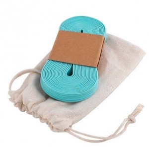 Bambini cinesi con la corda per saltare. Lotto di corda elastica per saltare. Set cinese della corda per saltare. Camicia elastica cinese con corda per saltare. Giochi cinesi con la corda per saltare + istruzioni.