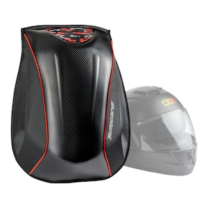 Könnte beinhalten: Schwarze Motorrad-Tanktasche mit Karbonfasermuster und roter Zierleiste. Auf der Tasche steht der Text "Motocard". Ein Motorradhelm ist im Hintergrund.