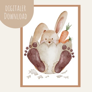 Könnte beinhalten: Eine Aquarell-Illustration eines braunen Kaninchens, das aus einer gebrochenen Eierschale schaut. Das Kaninchen hält eine Karotte in seinen Pfoten. Die Eierschale ist von zerbrochenen Schalenstücken umgeben.