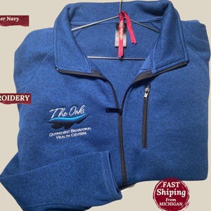 Chaqueta médica de polar con logotipo o texto bordado personalizado, para terapia personalizada, marketing para pequeñas empresas, logotipo de marca, chaqueta de punto con cremallera completa para enfermeras.