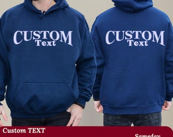 Puede incluir: Sudadera con capucha azul marino con el texto "CUSTOM Text" bordado en blanco en la parte delantera y trasera. La sudadera tiene un bolsillo delantero y una capucha. La imagen también muestra el texto "Custom TEXT or your LOGO" y "38 Colors".