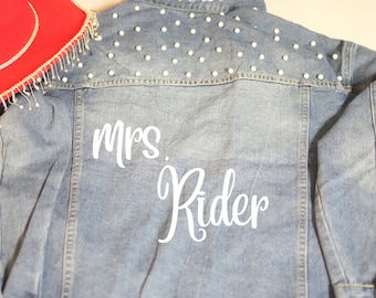 Personalisierte Frau Nachname Jeansjacke Benutzerdefinierte Braut Jeansjacke Verlobung Zukunft Frau Brautdusche Just Married Flitterwochen Paar Geschenkidee