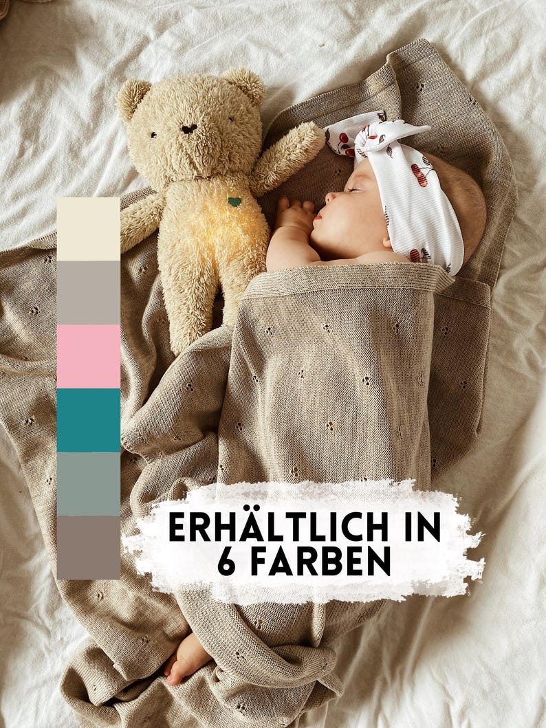May include: A beige knitted baby blanket with a delicate eyelet pattern, a plush teddy bear, and a baby wearing a white headband with a cherry print. A vertical color palette shows six swatches, and text reads: ERH&Auml;LTLICH IN 6 FARBEN.