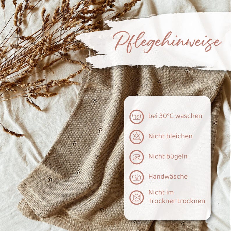 May include: A beige knit blanket with a delicate pointelle pattern. A white rectangular care instruction card is overlaid, featuring the text Pflegehinweise and five icons with German text: bei 30&deg;C waschen, Nicht bleichen, Nicht b&uuml;geln, Handw&auml;sche, and Nicht im Trockner trocknen.