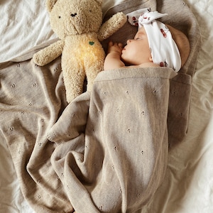 Babydecke 100% Merinowolle | Baby Erstausstattung | Geschenk Babyparty Geburt Junge Mädchen | Baby Strickdecke Wolldecke Sand | 75x100cm