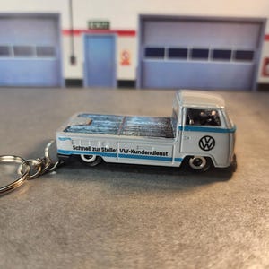 Custom Volkswagen T2 Pickup Keychain, Vintage VW Pickup Keychain, Diecast VW T2 Keyring, 1:64 Scale Keychain, Gift for Car Enthusiasts