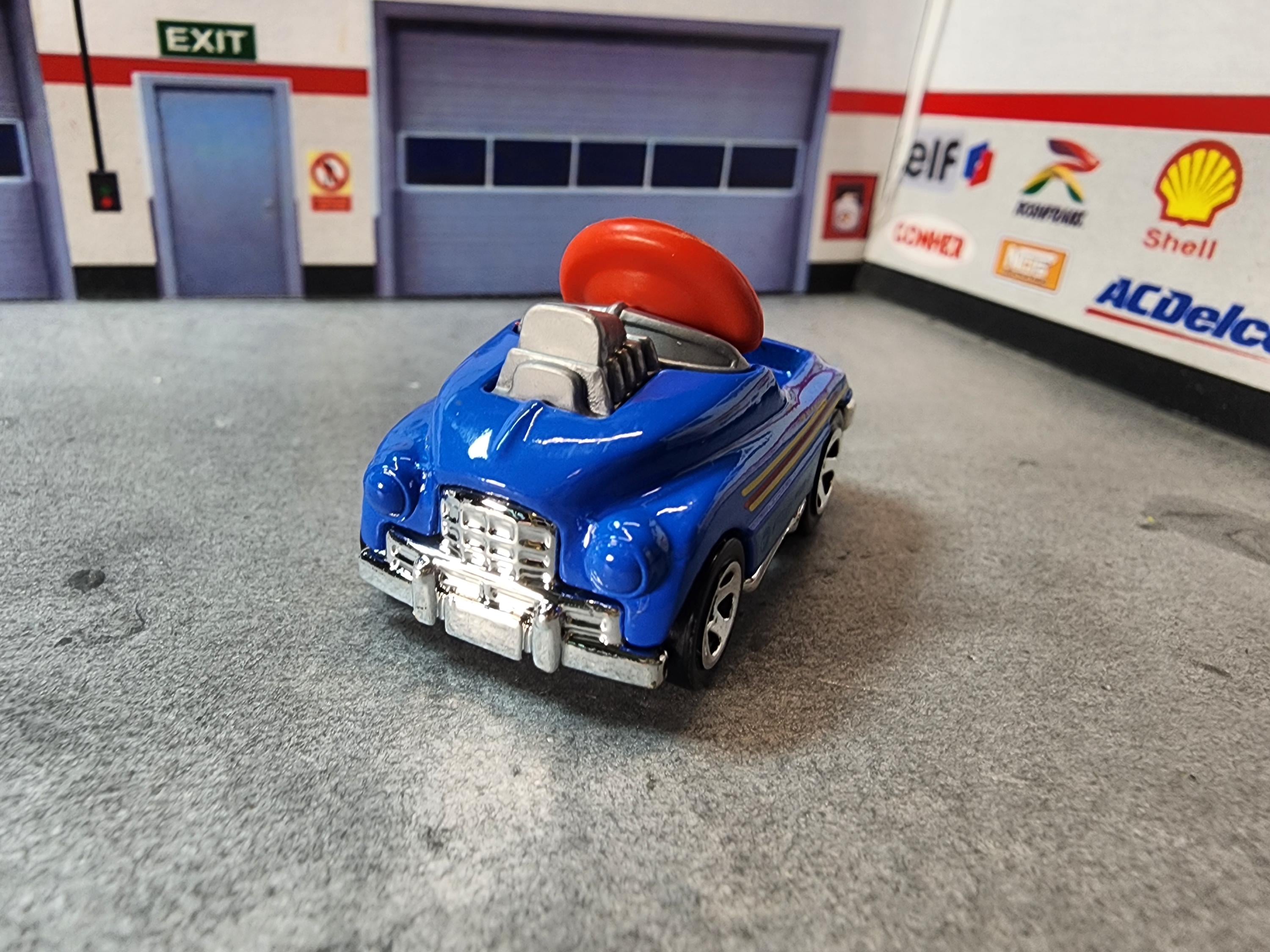 ダイキャストペダルカーキーチェーン、1:64スケール、車好きへのギフト