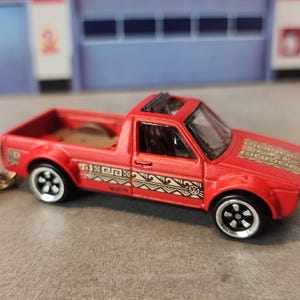 Custom Volkswagen Caddy Pickup Keychain, 1:64 Scale Diecast VW Truck Keyring, Vintage VW Caddy Pickup Keychain