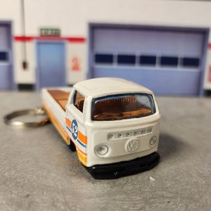 Custom Volkswagen T2 Pickup Keychain, Vintage VW Pickup Keychain, Diecast VW T2 Keyring, 1:64 Scale Keychain, Gift for Car Enthusiasts