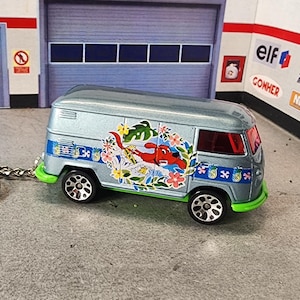 VW T2 Bus Keychain, Custom Volkswagen Van Keychain, Volkswagen Bus Keychain