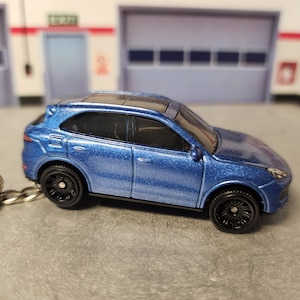 Premium Porsche Cayenne Turbo Schlüsselanhänger - 1:64 Diecast Metal Miniatur Replica - Perfektes Geschenk für Autoliebhaber & Sammler