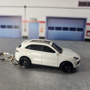 Porsche Cayenne Turbo Keychain – 1:64 Scale Diecast Metal Keychain | Collectible Car Keychain Gift for Porsche Enthusiasts & Car Lovers