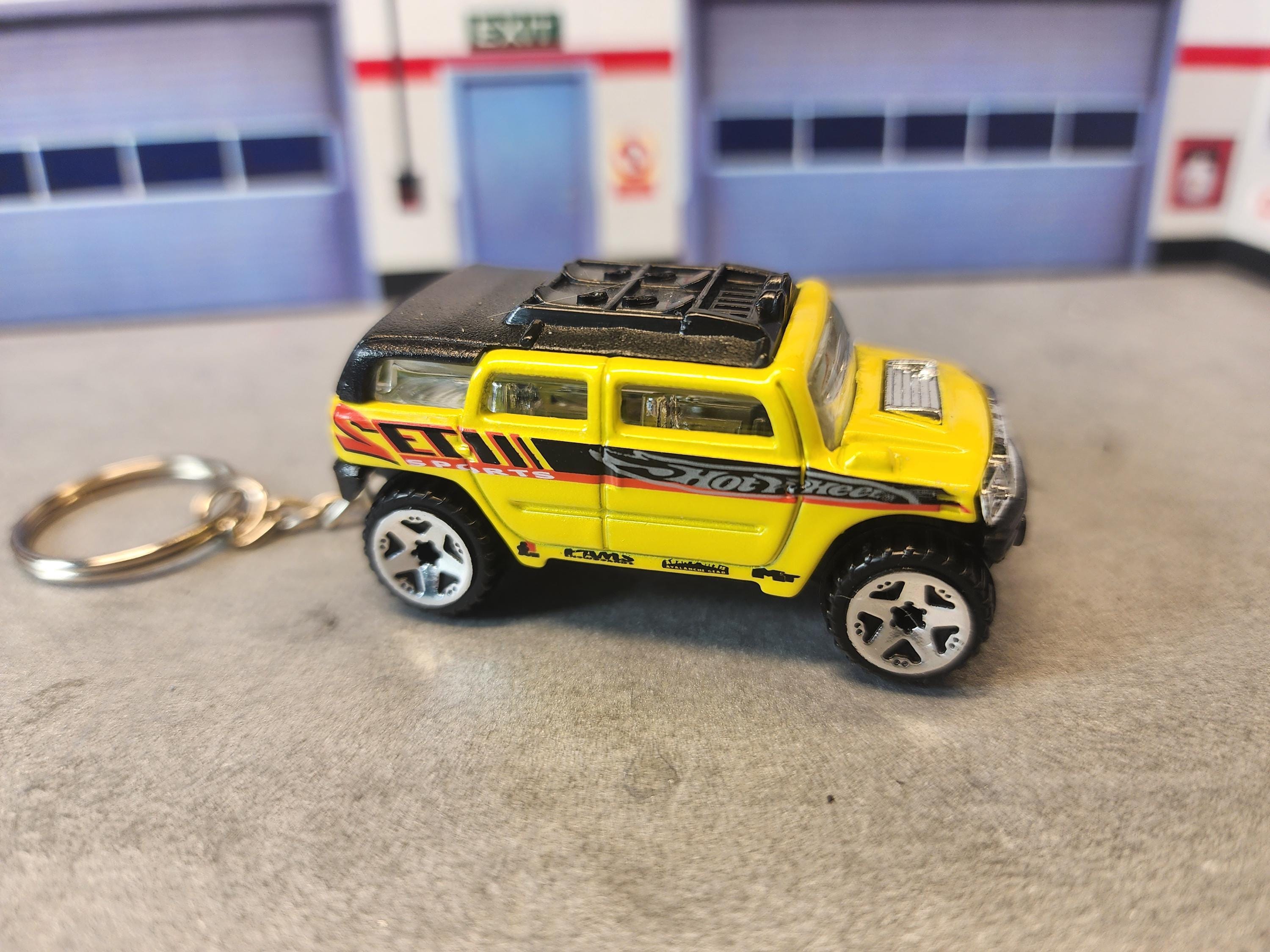 ダイキャスト製ハマーH2キーチェーン、コレクターズカーモデル（1:64