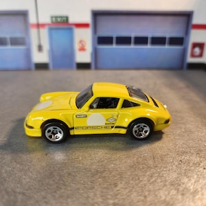 Porsche 911 Keychain, Classic Car Model Keychain 1:64 Scale Custom Diecast 1971 Porsche 911 Keychain Gift Collectible Car Keychain
