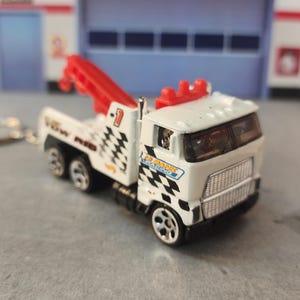 Cab Over Tow Truck Keychain Ford Heavy Duty Tow Truck Keychain, Custom Wrecker Keychain