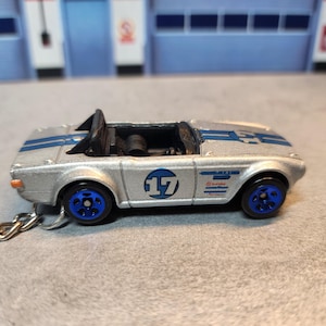 Triumph TR6 Keychain, Custom Triumph Keychain, TR6 Keychain