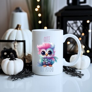 Könnte beinhalten: Weiße Keramiktasse mit einer bunten Cartoon-Eule und dem Text "Cute but Psycho".