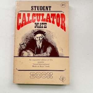 Könnte beinhalten: Ein Vintage-Buch mit dem Titel "Student Calculator Math" mit braunem Einband und einem Bild eines Mannes mit Bart. Das Buch ist eine erweiterte Ausgabe von TIs beliebtem Buch "Great International Math on Keys".