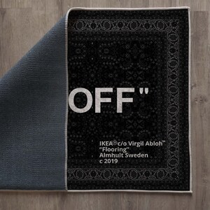 K&ouml;nnte beinhalten: Schwarz-wei&szlig;er Teppich mit traditionellem persischem Design. Der Teppich tr&auml;gt das Wort "OFF" in gro&szlig;en wei&szlig;en Buchstaben in der Mitte. Der Text "IKEA&reg;c/o Virgil Abloh&trade; "Flooring" Almhult Sweden c 2019" ist in wei&szlig; am unteren Rand des Teppichs gedruckt.