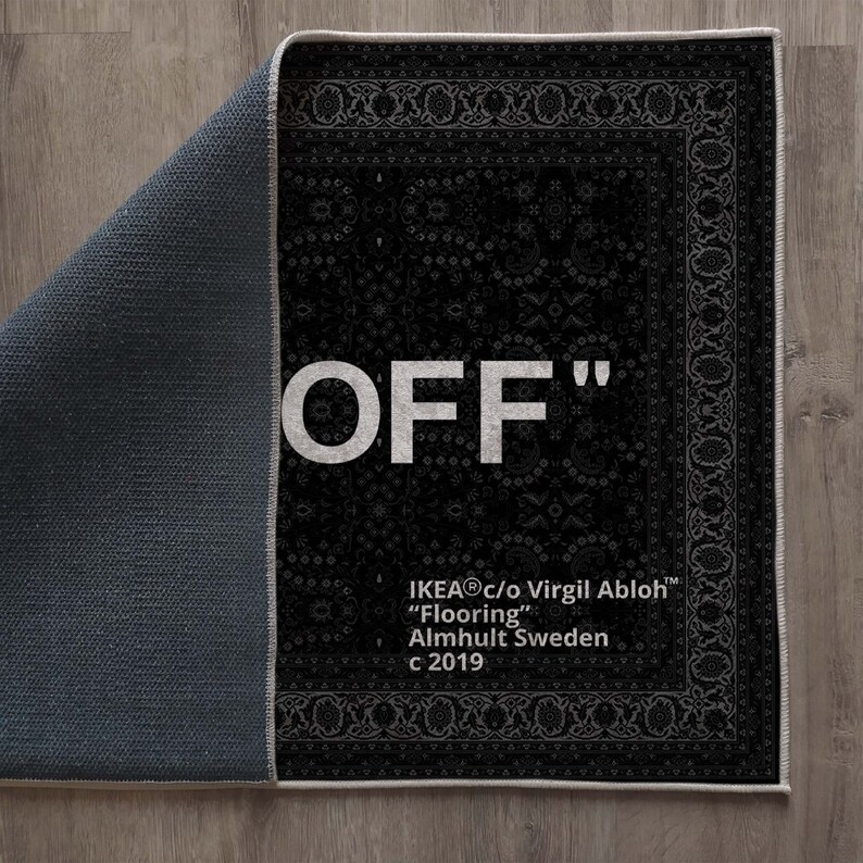 K&ouml;nnte beinhalten: Schwarz-wei&szlig;er Teppich mit traditionellem persischem Design. Der Teppich tr&auml;gt das Wort "OFF" in gro&szlig;en wei&szlig;en Buchstaben in der Mitte. Der Text "IKEA&reg;c/o Virgil Abloh&trade; "Flooring" Almhult Sweden c 2019" ist in wei&szlig; am unteren Rand des Teppichs gedruckt.