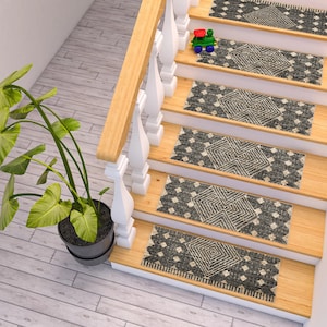 Può includere: Un set di cinque pedate per scale con motivo bianco e nero con un design geometrico. Le pedate sono realizzate in un materiale morbido e resistente e sono perfette per aggiungere un tocco di stile a qualsiasi scala.