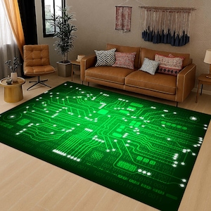 Puede incluir: Una alfombra rectangular verde con un diseño de placa de circuito. La alfombra presenta una red de líneas y código binario, con acentos verde brillante sobre un fondo verde oscuro. La alfombra está colocada sobre un suelo de madera clara.